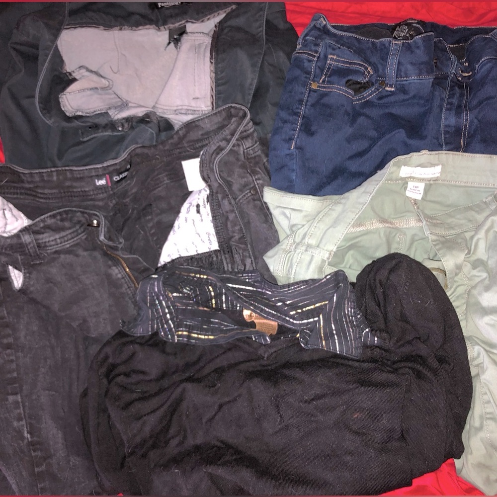 Women’s Clothing Mini Lot 2; 4 Pants And 1 Top
